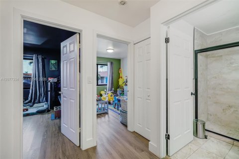 House in Miami, Florida 4 bedrooms, 192.87 sq.m. № 2320737 - photo 19
