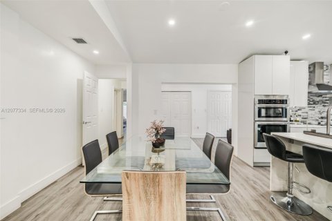 House in Miami, Florida 4 bedrooms, 192.87 sq.m. № 2320737 - photo 17