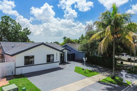House in Miami, Florida 4 bedrooms, 192.87 sq.m. № 2320737 - photo 6