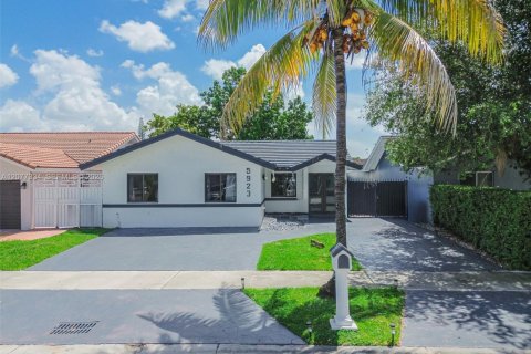 House in Miami, Florida 4 bedrooms, 192.87 sq.m. № 2320737 - photo 4