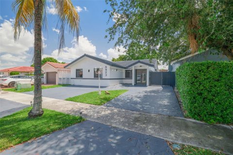 House in Miami, Florida 4 bedrooms, 192.87 sq.m. № 2320737 - photo 2