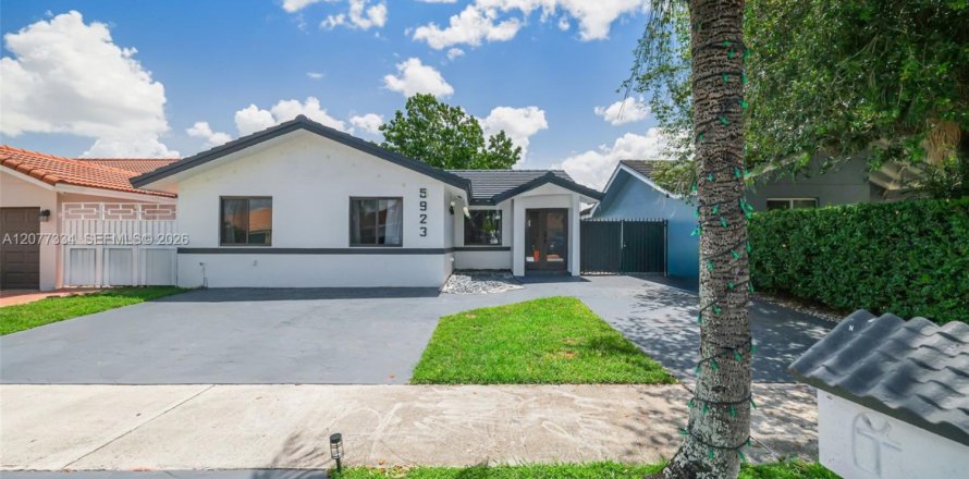 House in Miami, Florida 4 bedrooms, 192.87 sq.m. № 2320737