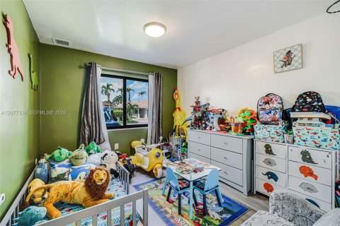 House in Miami, Florida 4 bedrooms, 192.87 sq.m. № 2320737 - photo 23