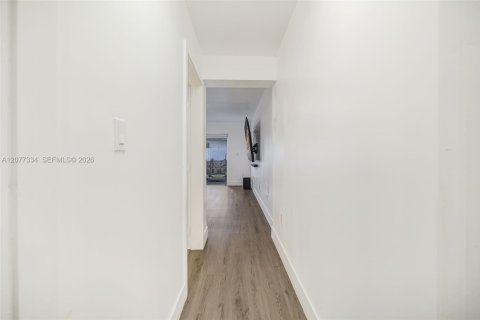 House in Miami, Florida 4 bedrooms, 192.87 sq.m. № 2320737 - photo 25
