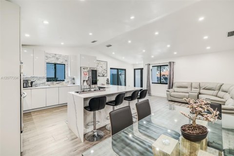 House in Miami, Florida 4 bedrooms, 192.87 sq.m. № 2320737 - photo 14
