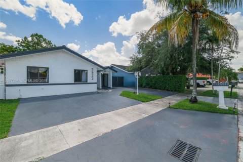 House in Miami, Florida 4 bedrooms, 192.87 sq.m. № 2320737 - photo 3
