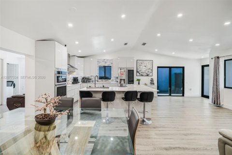 House in Miami, Florida 4 bedrooms, 192.87 sq.m. № 2320737 - photo 15