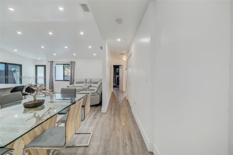 House in Miami, Florida 4 bedrooms, 192.87 sq.m. № 2320737 - photo 18