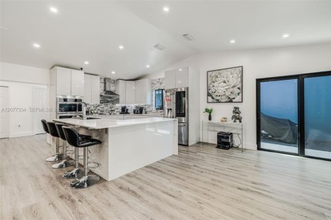 House in Miami, Florida 4 bedrooms, 192.87 sq.m. № 2320737 - photo 10