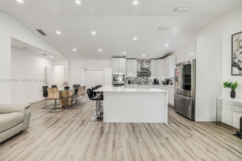 House in Miami, Florida 4 bedrooms, 192.87 sq.m. № 2320737 - photo 11