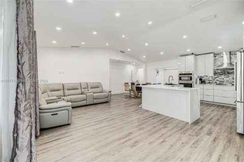 House in Miami, Florida 4 bedrooms, 192.87 sq.m. № 2320737 - photo 7