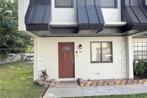 Townhouse in South Miami, Florida 2 bedrooms, 93.55 sq.m. № 1995322