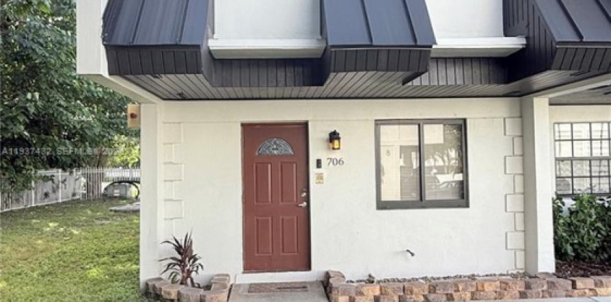 Townhouse in South Miami, Florida 2 bedrooms, 93.55 sq.m. № 1995322