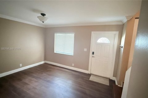 Townhouse in South Miami, Florida 2 bedrooms, 93.55 sq.m. № 1995322 - photo 2