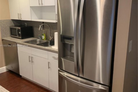 Townhouse in South Miami, Florida 2 bedrooms, 93.55 sq.m. № 1995322 - photo 4