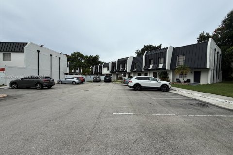 Townhouse in South Miami, Florida 2 bedrooms, 93.55 sq.m. № 1995322 - photo 15