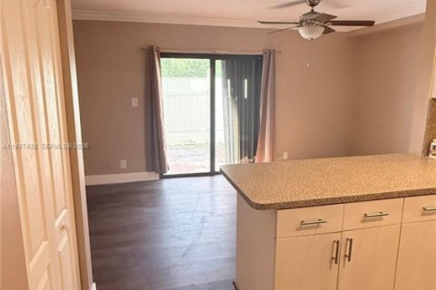 Townhouse in South Miami, Florida 2 bedrooms, 93.55 sq.m. № 1995322 - photo 7