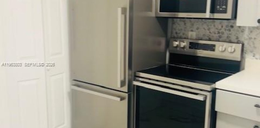 Кондоминиум с 2 спальнями в Лодерхилл, Флорида № 2025389