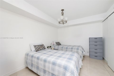 Condo in Miami, Florida, 1 bedroom  № 1889095 - photo 12