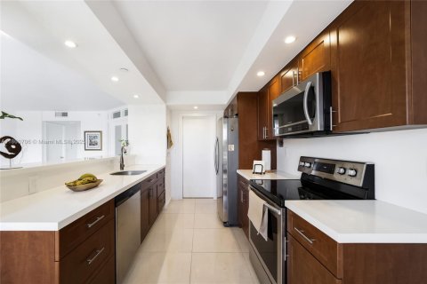 Condo in Miami, Florida, 1 bedroom  № 1889095 - photo 4