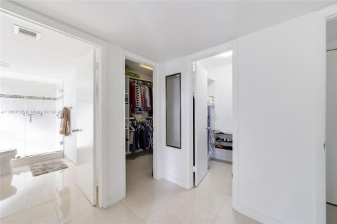 Condo in Miami, Florida, 1 bedroom  № 1889095 - photo 14
