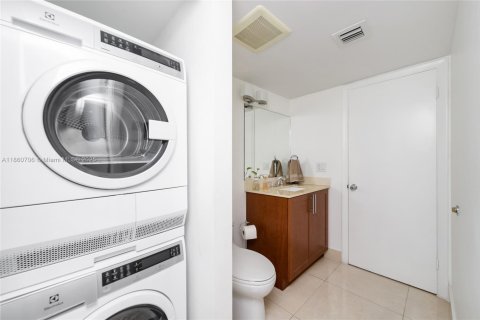Condo in Miami, Florida, 1 bedroom  № 1889095 - photo 13