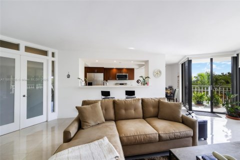 Condo in Miami, Florida, 1 bedroom  № 1889095 - photo 6