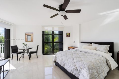 Condo in Miami, Florida, 1 bedroom  № 1889095 - photo 9