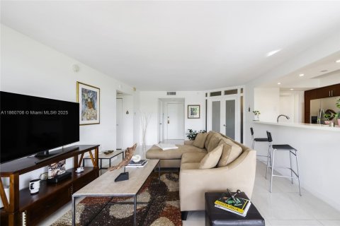 Condo in Miami, Florida, 1 bedroom  № 1889095 - photo 3