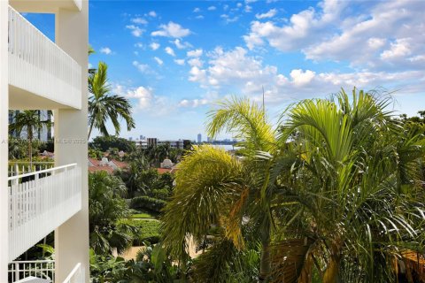 Condo in Miami, Florida, 1 bedroom  № 1889095 - photo 11