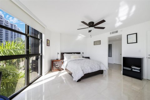 Condo in Miami, Florida, 1 bedroom  № 1889095 - photo 8