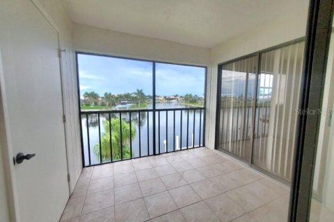 Condo in Punta Gorda, Florida, 2 bedrooms № 2219473 - photo 18
