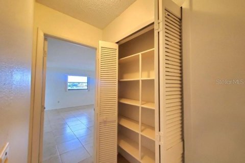 Condo in Punta Gorda, Florida, 2 bedrooms № 2219473 - photo 9