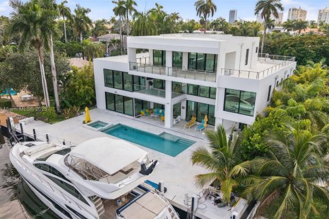 Снять в аренду виллу или дом в Форт-Лодердейл, Флорида 8 спален, 598.85м2, № 1974637 - фото 3