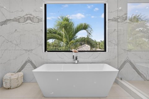 Снять в аренду виллу или дом в Форт-Лодердейл, Флорида 8 спален, 598.85м2, № 1974637 - фото 23