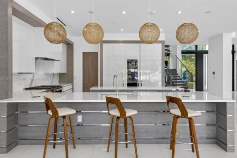 Снять в аренду виллу или дом в Форт-Лодердейл, Флорида 8 спален, 598.85м2, № 1974637 - фото 15