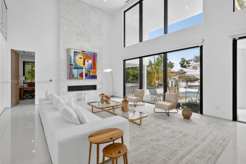 Снять в аренду виллу или дом в Форт-Лодердейл, Флорида 8 спален, 598.85м2, № 1974637 - фото 8