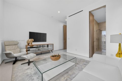 Снять в аренду виллу или дом в Форт-Лодердейл, Флорида 8 спален, 598.85м2, № 1974637 - фото 28