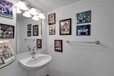 Condo in Miami, Florida, 1 bedroom  № 1713133 - photo 16