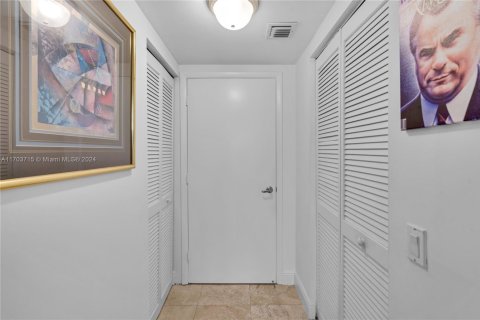 Condo in Miami, Florida, 1 bedroom  № 1713133 - photo 13