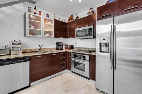 Condo in Miami, Florida, 1 bedroom  № 1713133 - photo 9