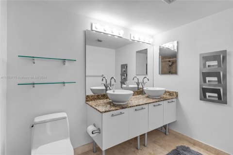 Condo in Miami, Florida, 1 bedroom  № 1713133 - photo 14