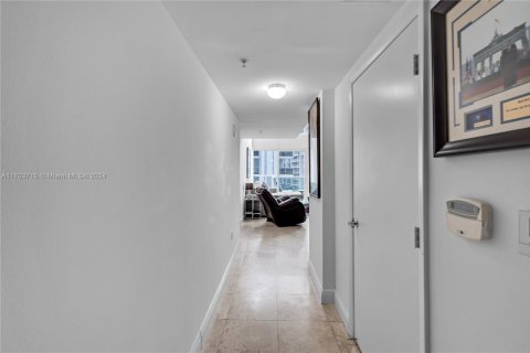 Condo in Miami, Florida, 1 bedroom  № 1713133 - photo 17