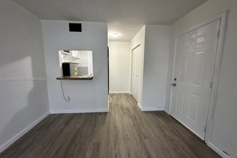 Снять в аренду коммерческую недвижимость в Майами, Флорида 46.45м2, № 1991690 - фото 3