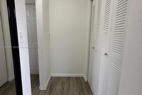 Снять в аренду коммерческую недвижимость в Майами, Флорида 46.45м2, № 1991690 - фото 9