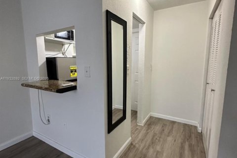 Снять в аренду коммерческую недвижимость в Майами, Флорида 46.45м2, № 1991690 - фото 8