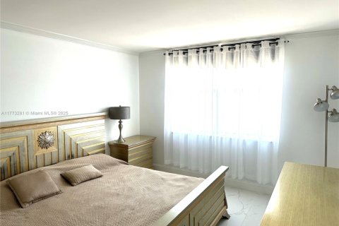 Купить кондоминиум в Халландейл-Бич, Флорида 2 спальни, 119.38м2, № 1934704 - фото 28