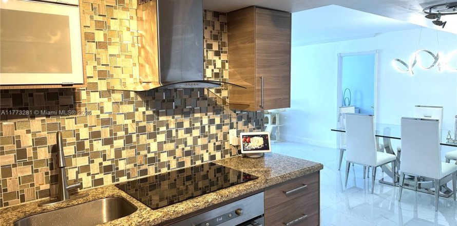 Condo in Hallandale Beach, Florida, 2 bedrooms № 1934704