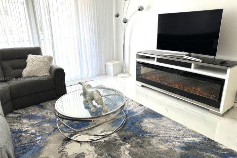 Купить кондоминиум в Халландейл-Бич, Флорида 2 спальни, 119.38м2, № 1934704 - фото 14