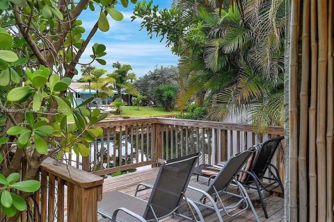 House in Oakland Park, Florida 3 bedrooms, 148.83 sq.m. № 2081973 - photo 12
